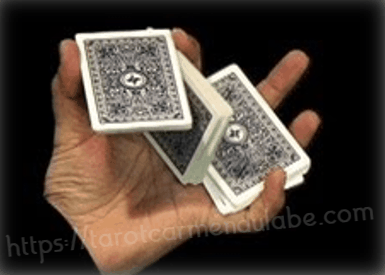 Cómo se barajan las Cartas para leer el Tarot